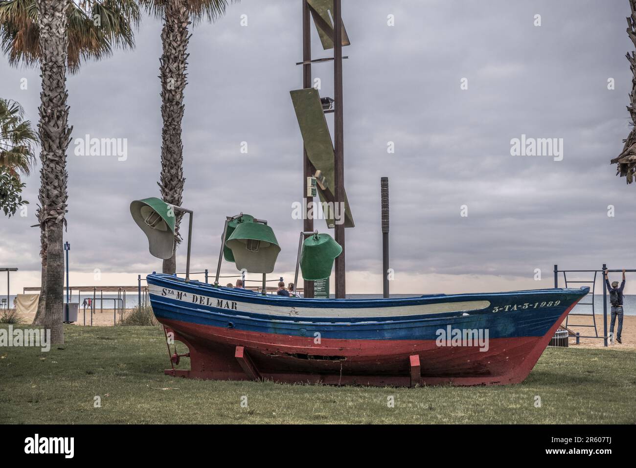 Fischerboot mit Leuchttürmen und Levante-Strand an der Promenade Jaime I in Salou, Costa Daurada, Provinz Tarragona, Katalonien, Spanien. Stockfoto