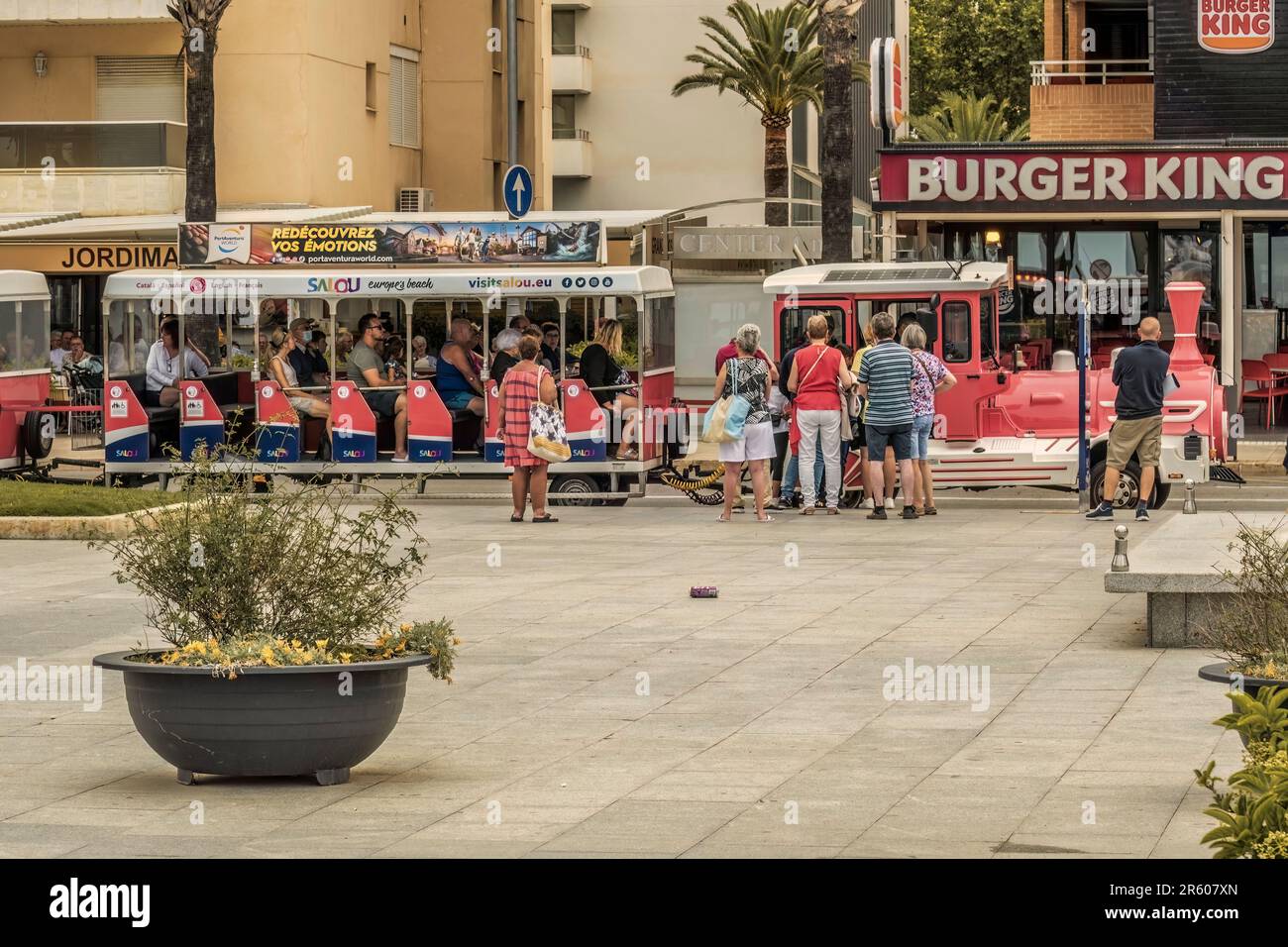 Touristenbahn voller Passagiere entlang der Promenade, Salou, Costa Daurada, Provinz Tarragona, Katalonien, Spanien Stockfoto