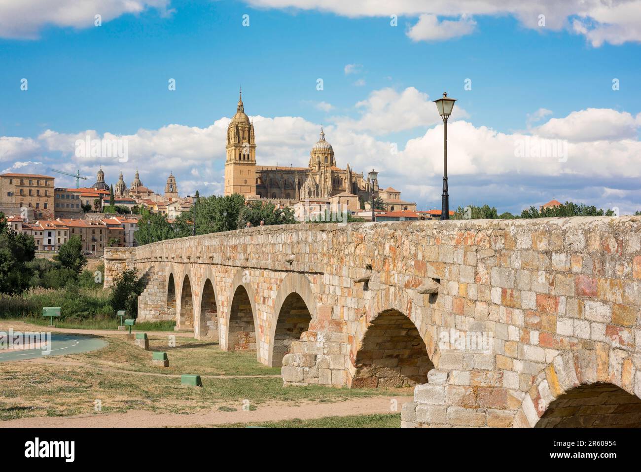 Salamanca-Brücke, Blick im Sommer auf die römische Brücke (Puente Romano), die zur historischen Stadt Salamanca, Castilla Y Leon, Spanien führt Stockfoto