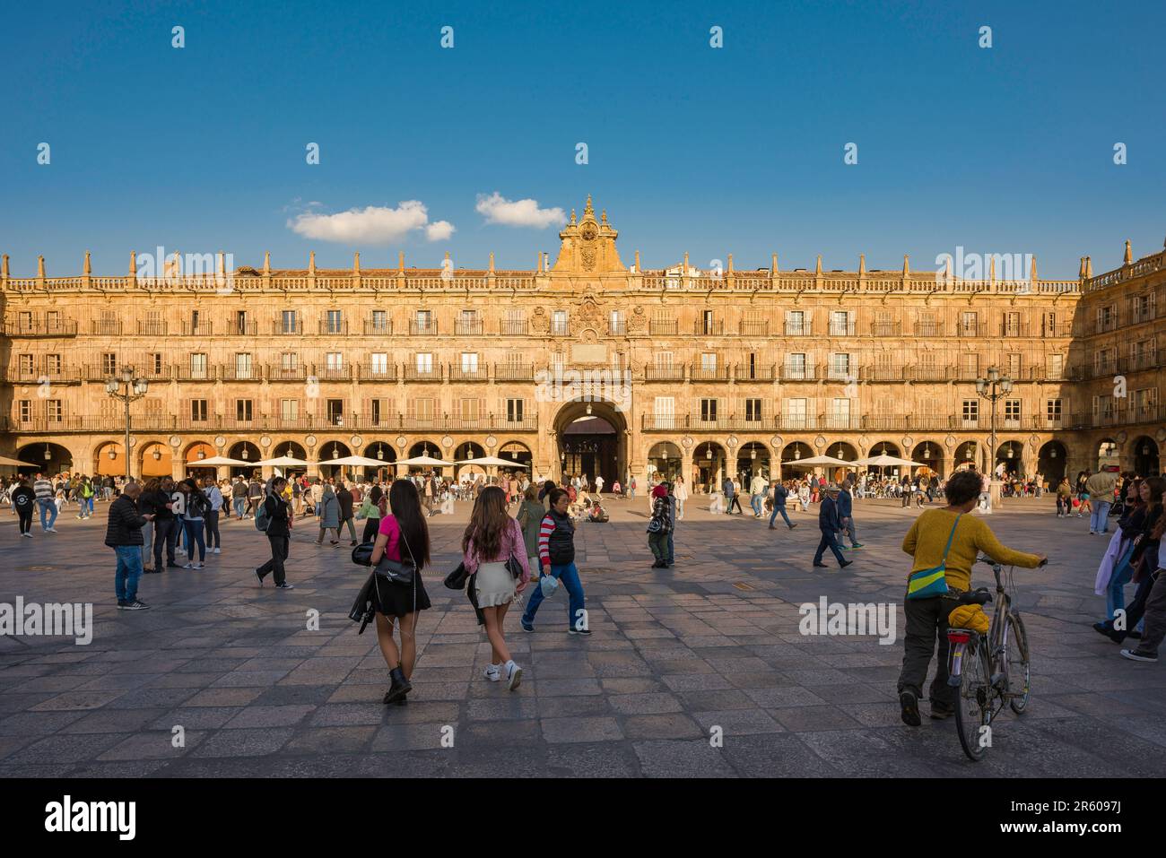 Barockeuropa, Blick auf Menschen, die bei Sonnenuntergang auf der prachtvollen barocken Plaza Mayor in der historischen spanischen Stadt Salamanca im Zentrum Spaniens spazieren gehen Stockfoto