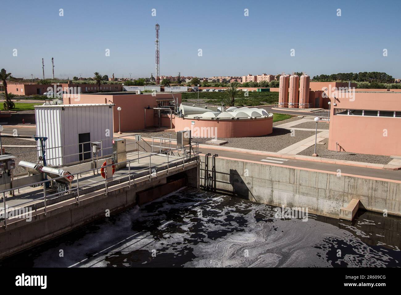 Technische Anlagen und Ausrüstung in der Abwasseraufbereitungsanlage Waterleau in Marrakesch Stockfoto