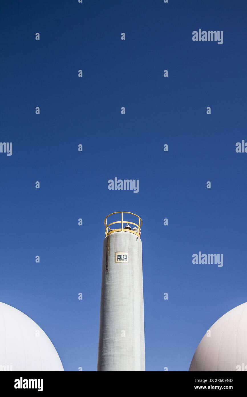 Anaerobe Faulbehälter und Kühlturm in der Kläranlage Waterleau, Marrakesch, Marokko Stockfoto