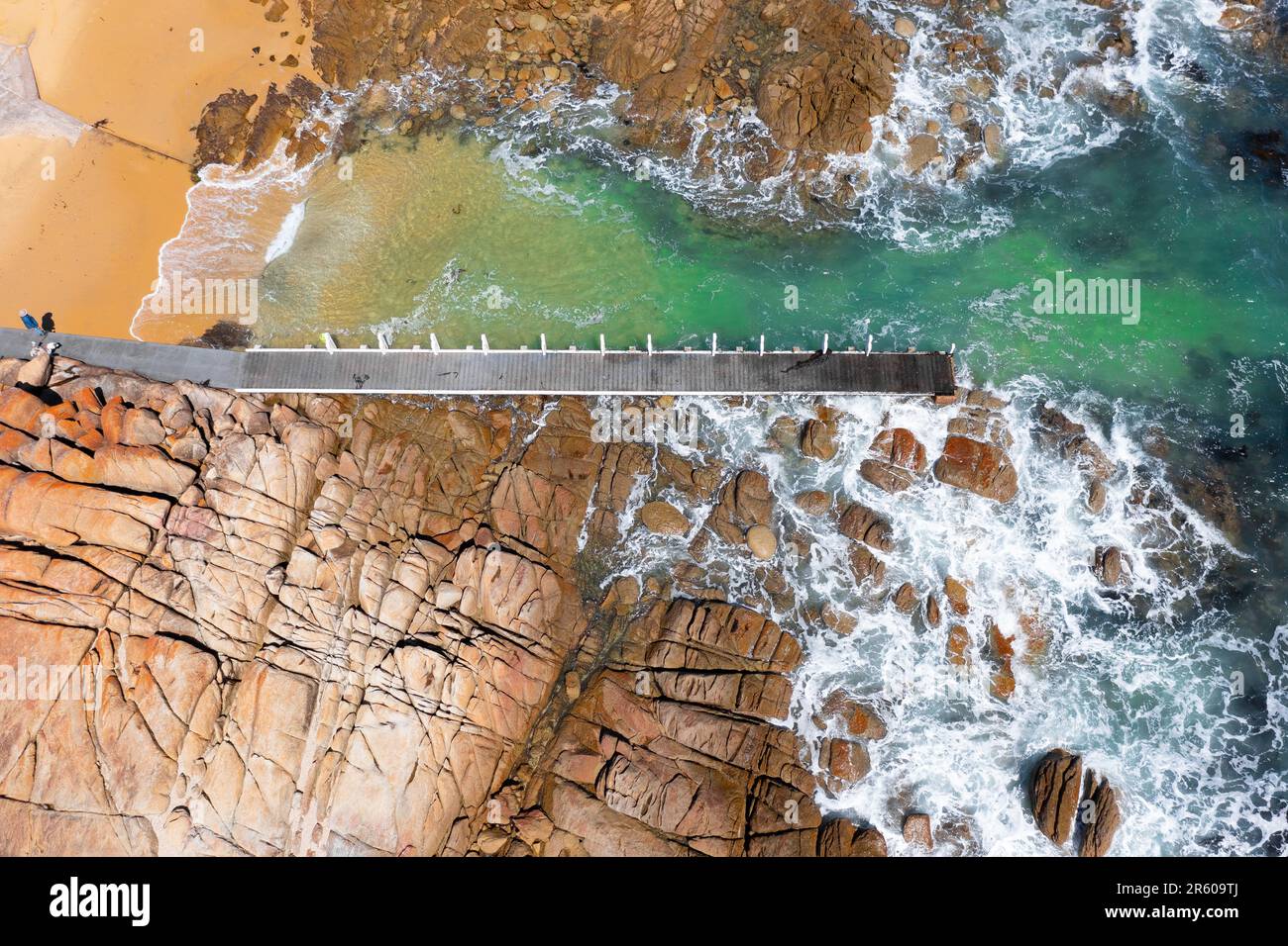 Luftaufnahme eines kleinen Stegs in einer felsigen Bucht am Cape Conran, Gippsland, Victoria, Australien. Stockfoto