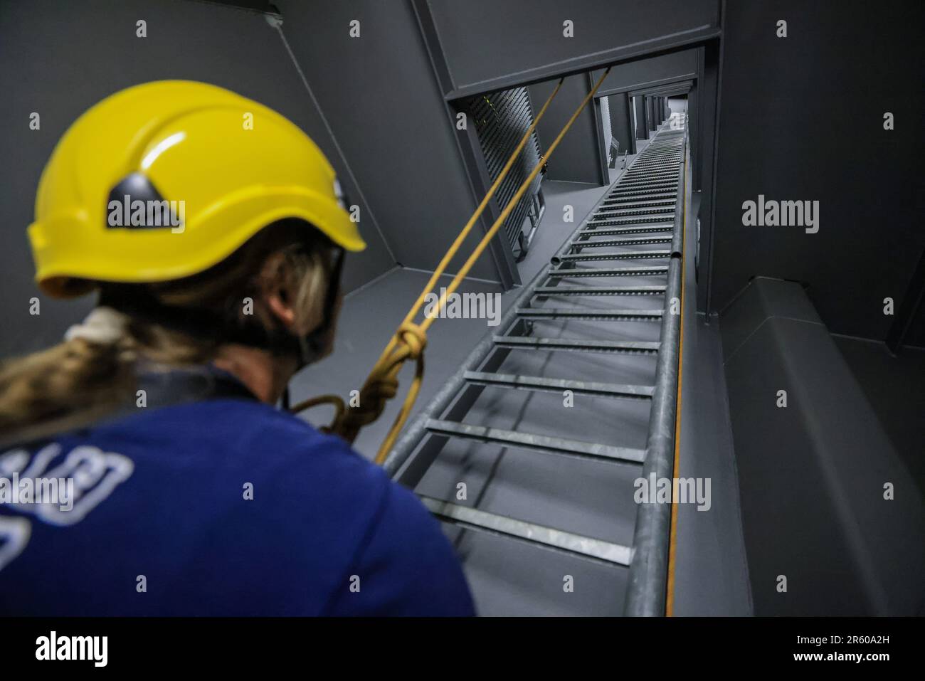 06. Juni 2023, Sachsen-Anhalt, Halle (Saale): Feuerwehrmann Brooke Mollenkamp aus den USA steht während einer Übung des Höhenrettungsteams der Feuerwehr Halle auf einem Brückenpylon der Berliner Brücke. Die Feuerwehr hat derzeit einen Besucher aus der US-amerikanischen Zwillingsstadt Savannah: Feuerwehrmann Mollenkamp erfährt etwas über die Arbeit der deutschen Feuerwehr. Vor ihrem Besuch in Halle war eine Feuerwehrfrau aus Halle drei Wochen lang in Savannah im Bundesstaat Georgia im Südosten der USA. Foto: Jan Woitas/dpa/zB Stockfoto