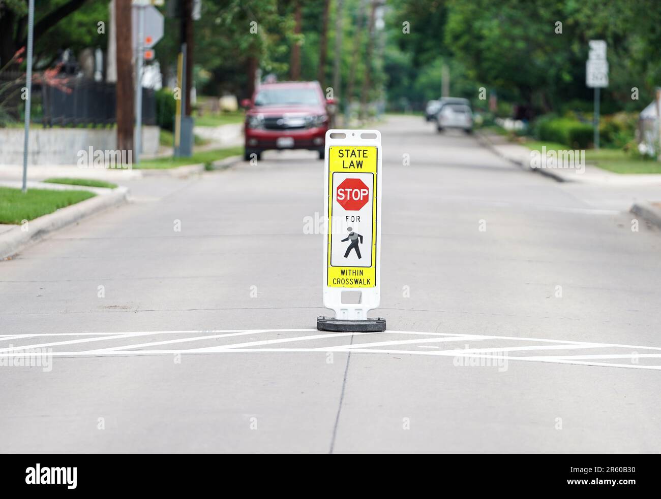 Schild für Fußgängerübergang auf einer belebten Straße in einer Nachbarschaft Stockfoto
