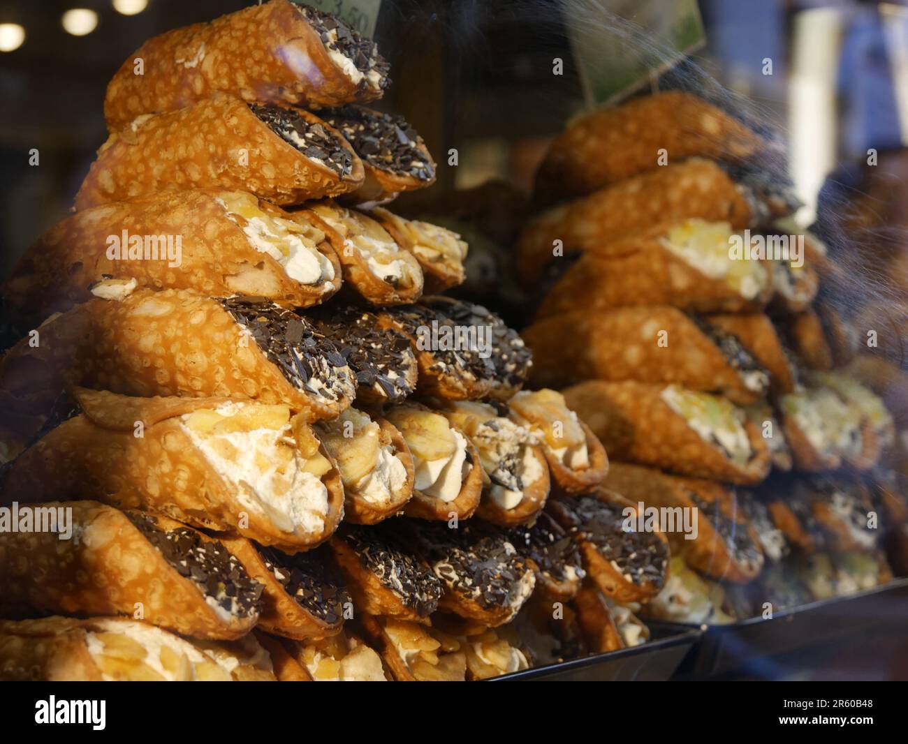 Italienische Süßigkeiten in einem Schaufenster Stockfoto