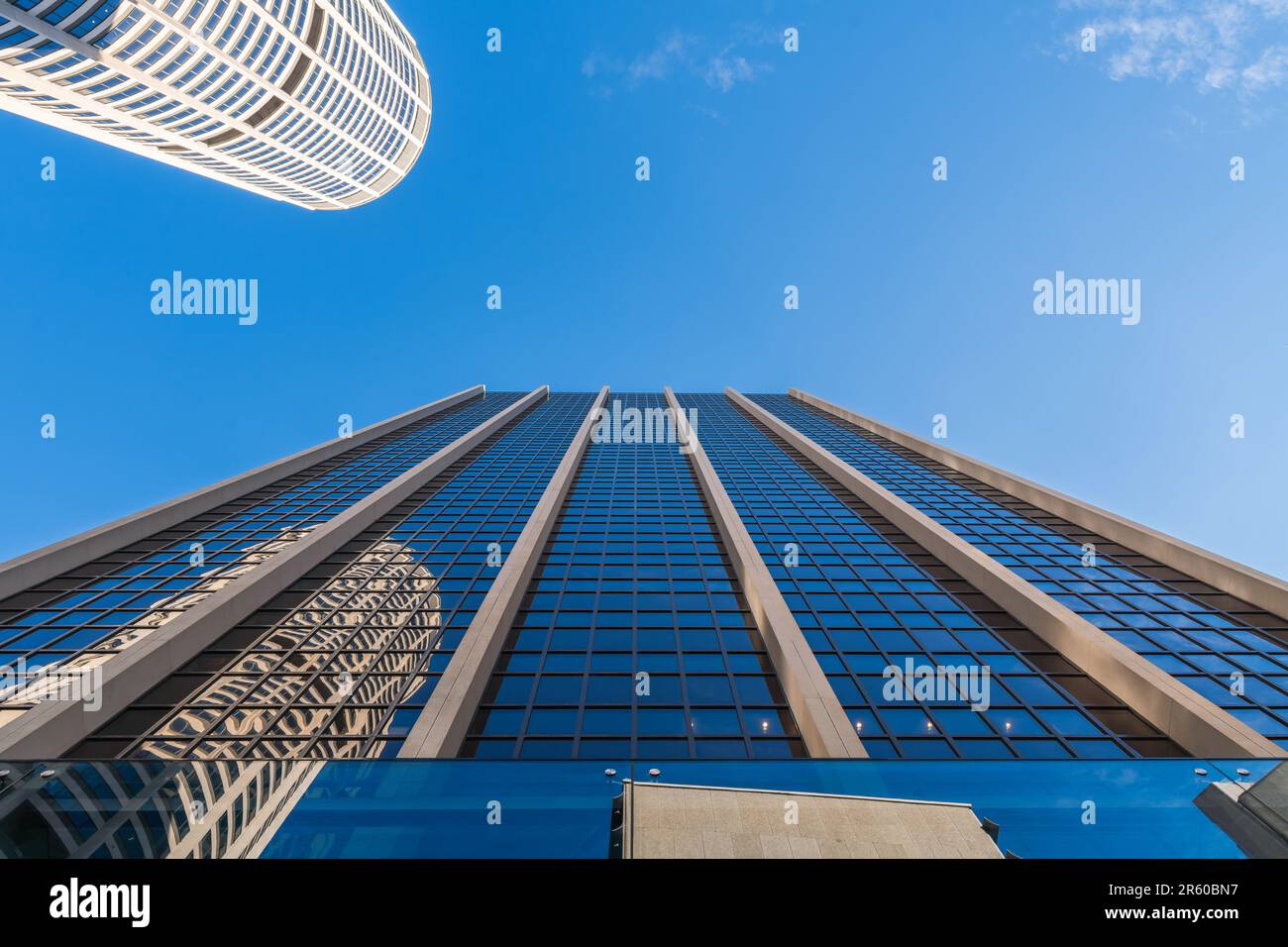 Sydney, Australien - 17. April 2022: Hochhäuser und Wohnhäuser am Australia Square im zentralen Geschäftsviertel von Sydney aus der Perspektive nach oben Stockfoto