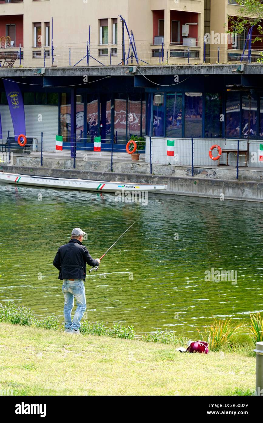 Leute, die sich am Wochenende in Darsena, Naviglio, Mailand, Lombardei, Italien, Europa Stockfoto