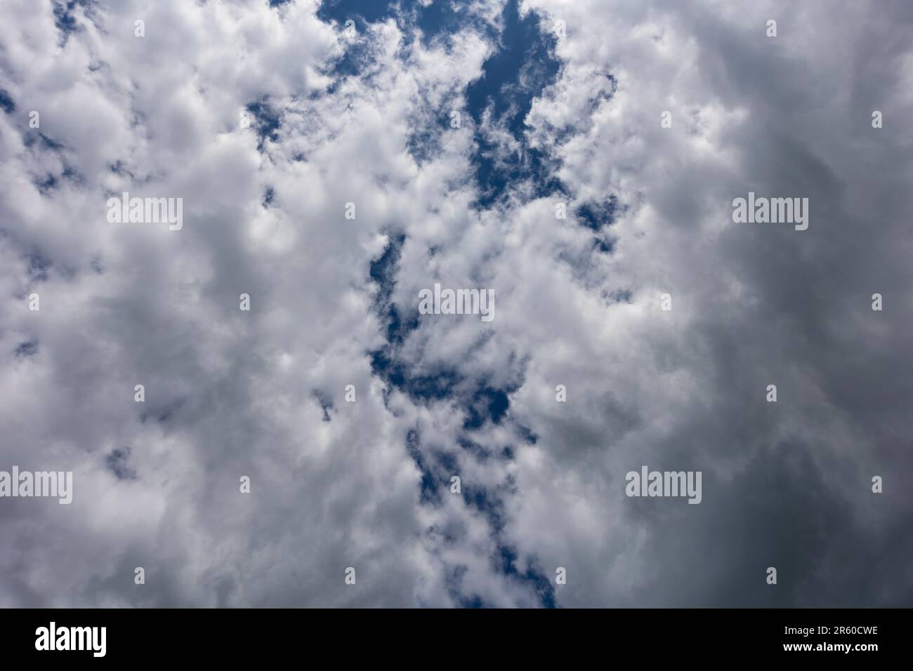 Sehen Sie den zenit-Himmel mit Wolken im Hintergrund Stockfoto