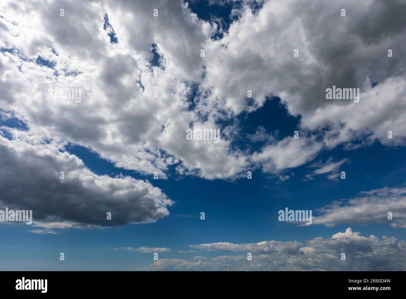 Blauer Himmel mit Wolken im Hintergrund. Ideal für den Austausch von Himmel, Bildschirmschoner oder andere Anwendungen Stockfoto