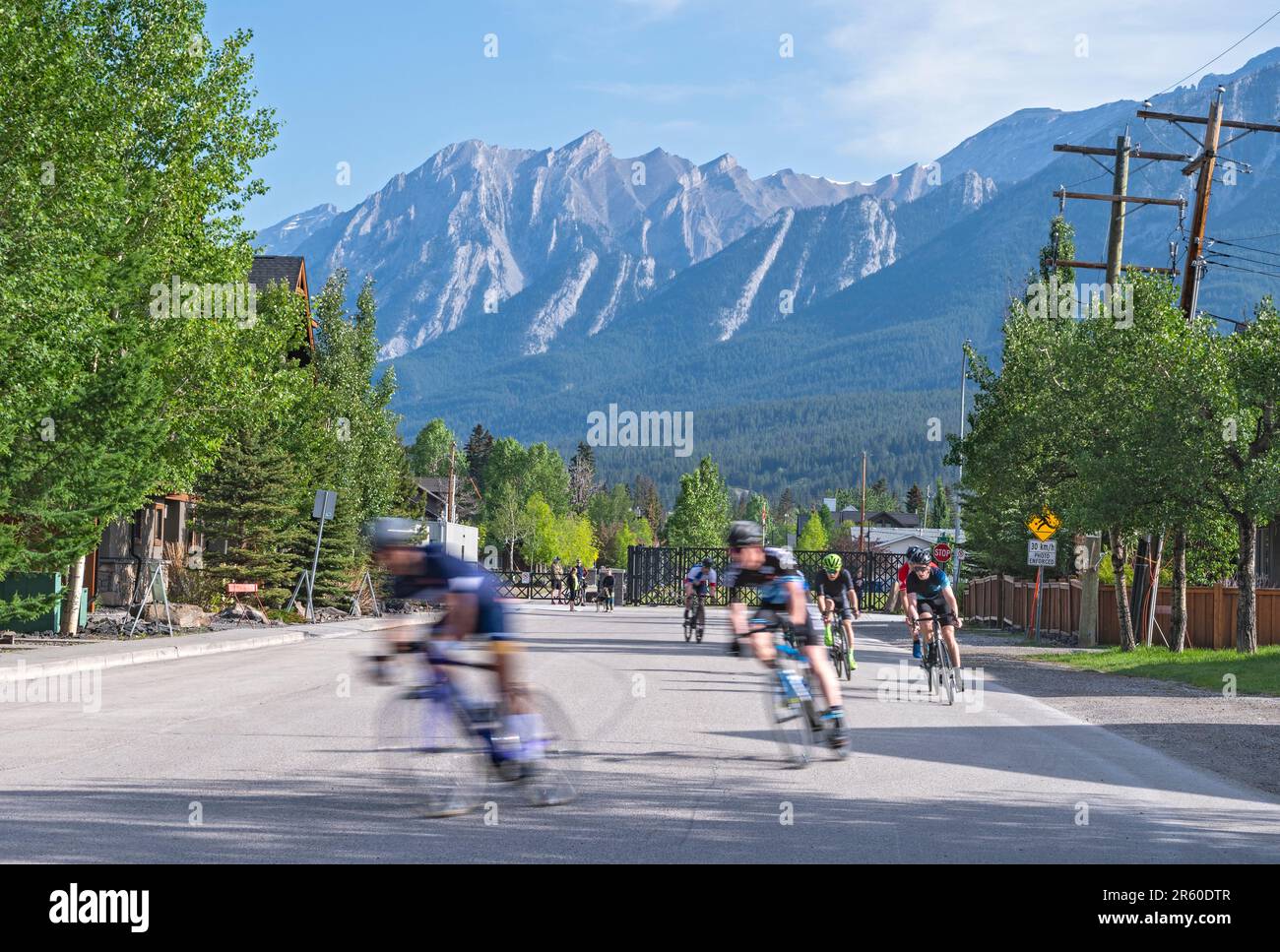 Canmore, Alberta, Kanada – 03. Juni 2023: Rennfahrer beim Criterium-Motorradrennen in der Innenstadt Stockfoto