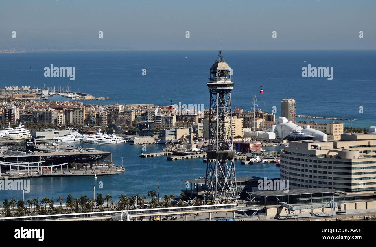 Blick auf Barcelona vom Berg Montjuic. Zunächst die Seilbahn, die den Hafen von Montjuic überquert Stockfoto