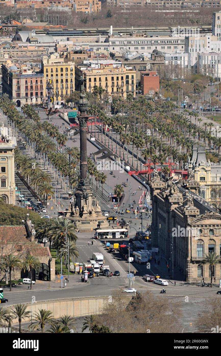 Blick auf Barcelona vom Berg Montjuic. Ein seltener Blick auf das Denkmal von Christoph Kolumbus. Stockfoto