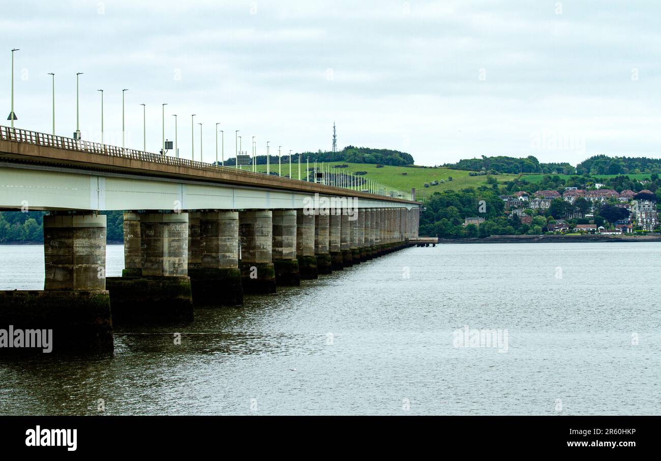 Dundee, Tayside, Schottland, Großbritannien. 6. Juni 2023. UK Weather: Es ist ein weiterer kühler und bedeckter Tag in Tayside Schottland mit Temperaturen um die 11 Grad Blick über den ruhigen silbernen Fluss Tay von Newport-on-Tay und die Tay Road Bridge. Newport-on-Tay ist eine kleine Stadt im Nordosten von Fife in Schottland und fungiert als Pendlerstadt für Dundee. Der Fife Coastal Path führt durch Newport-on-Tay und die Gegend selbst ist umgeben von den beiden Brücken, die den Fluss Tay überqueren. Kredit: Dundee Photographics/Alamy Live News Stockfoto