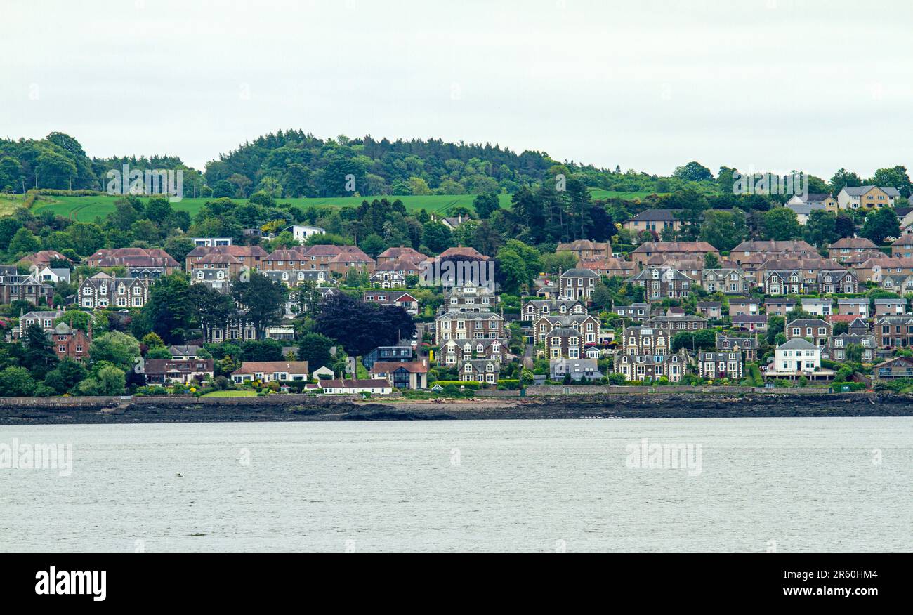 Dundee, Tayside, Schottland, Großbritannien. 6. Juni 2023. UK Weather: Es ist ein weiterer kühler und bedeckter Tag in Tayside Schottland mit Temperaturen um die 11 Grad Blick über den ruhigen silbernen Fluss Tay von Newport-on-Tay und die Tay Road Bridge. Newport-on-Tay ist eine kleine Stadt im Nordosten von Fife in Schottland und fungiert als Pendlerstadt für Dundee. Der Fife Coastal Path führt durch Newport-on-Tay und die Gegend selbst ist umgeben von den beiden Brücken, die den Fluss Tay überqueren. Kredit: Dundee Photographics/Alamy Live News Stockfoto