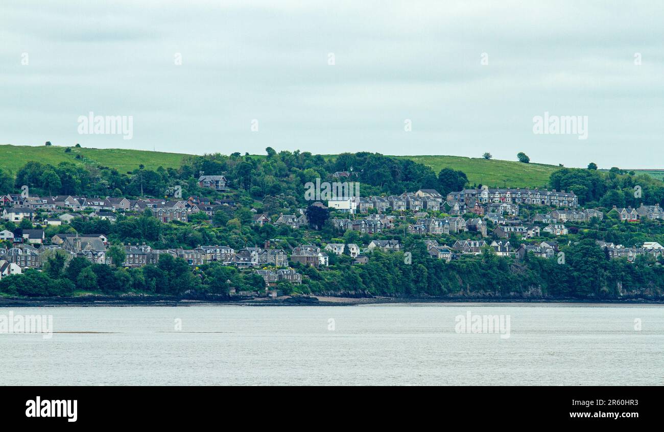 Dundee, Tayside, Schottland, Großbritannien. 6. Juni 2023. UK Weather: Es ist ein weiterer kühler und bedeckter Tag in Tayside Schottland mit Temperaturen um die 11 Grad Blick über den ruhigen silbernen Fluss Tay von Newport-on-Tay und die Tay Road Bridge. Newport-on-Tay ist eine kleine Stadt im Nordosten von Fife in Schottland und fungiert als Pendlerstadt für Dundee. Der Fife Coastal Path führt durch Newport-on-Tay und die Gegend selbst ist umgeben von den beiden Brücken, die den Fluss Tay überqueren. Kredit: Dundee Photographics/Alamy Live News Stockfoto