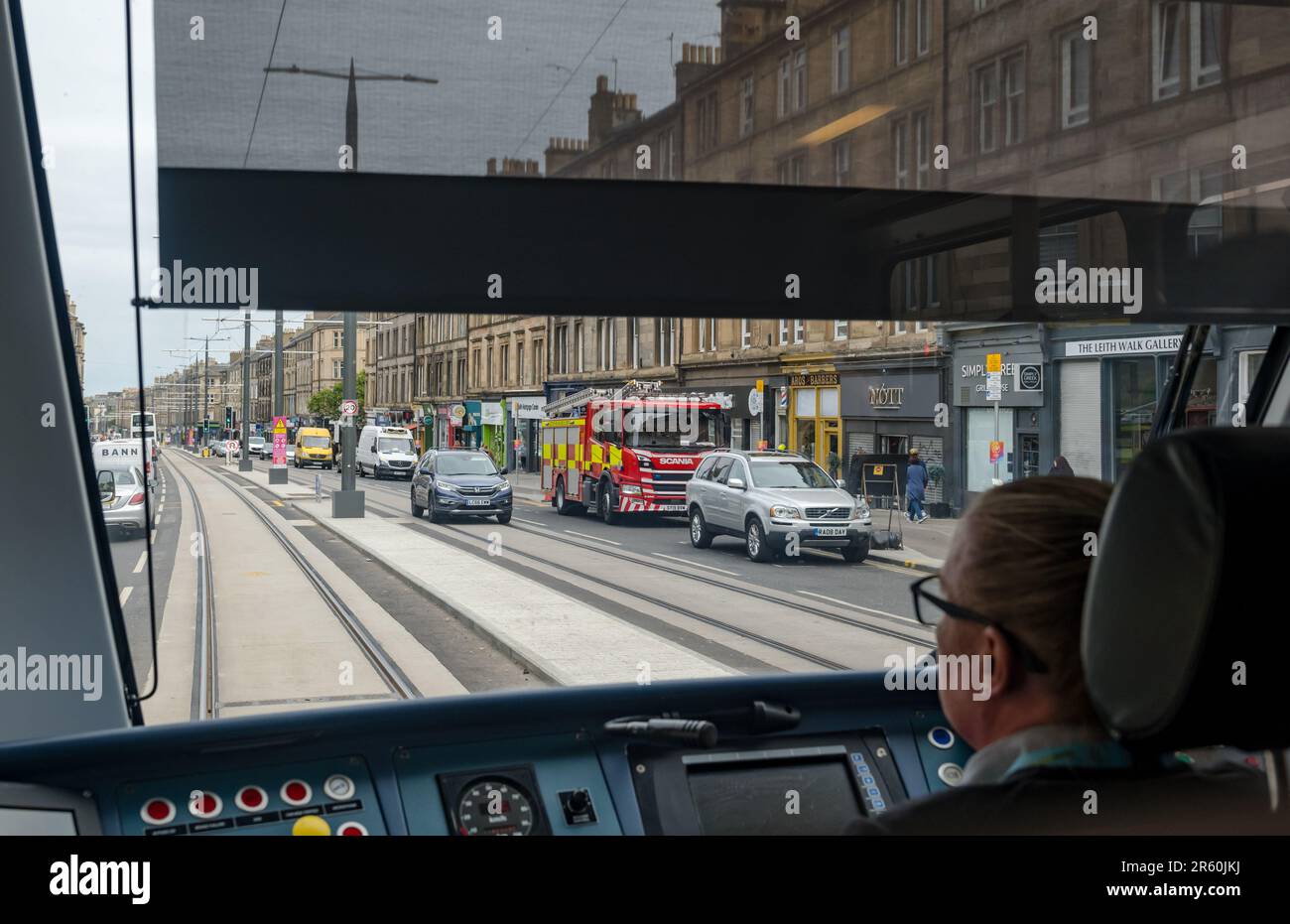 Edinburgh, Schottland, Vereinigtes Königreich, 06. Juni 2023. Straßenbahn nach Newhaven: Nach 3,5 Jahren wird die Erweiterung der Straßenbahnlinie der Hauptstadt ab morgen Mittag eine Pressefahrt vom Picardy Place nach Newhaven antreten, um die Passagiere willkommen zu heißen. Mit der Straßenbahn nach Newhaven fahren Sie 2,91 km weiter, die Leith und Newhaven mit dem aktuellen Ende der Edinburgh Straßenbahnlinie am York Place verbinden, mit 8 neuen Haltestellen. Abbildung: Die Straßenbahn fährt den Leith Walk mit Fahrer Sharon hinunter. Kredit: Sally Anderson/Alamy Live News Stockfoto