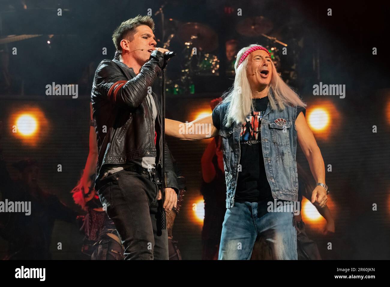 London, Großbritannien. 05. Juni 2023. (L-R) Ian McIntosh und Ben Elton auf der Bühne, während wir das Musical "We will Rock You" spielen. „We will Rock You the Musical“ von Queen und Ben Elton kehrt diesen Sommer nach London zurück, zu einer unvergleichlichen 12-wöchigen Saison im London Coliseum, mit Schriftsteller und Regisseur Ben Elton als Rebellenführer, zum ersten Mal zusammen mit den West End-Legenden Brenda Edwards als Killer Queen, Lee Mead als Khashoggi, Ian McIntosh als Galileo und Elena Skye als Scaramouche. Die Show umfasst 24 der beliebtesten Hits der Queen, einschließlich der Titelspur We will Rock You. Kredit: SOPA Images Limited/Alamy Li Stockfoto
