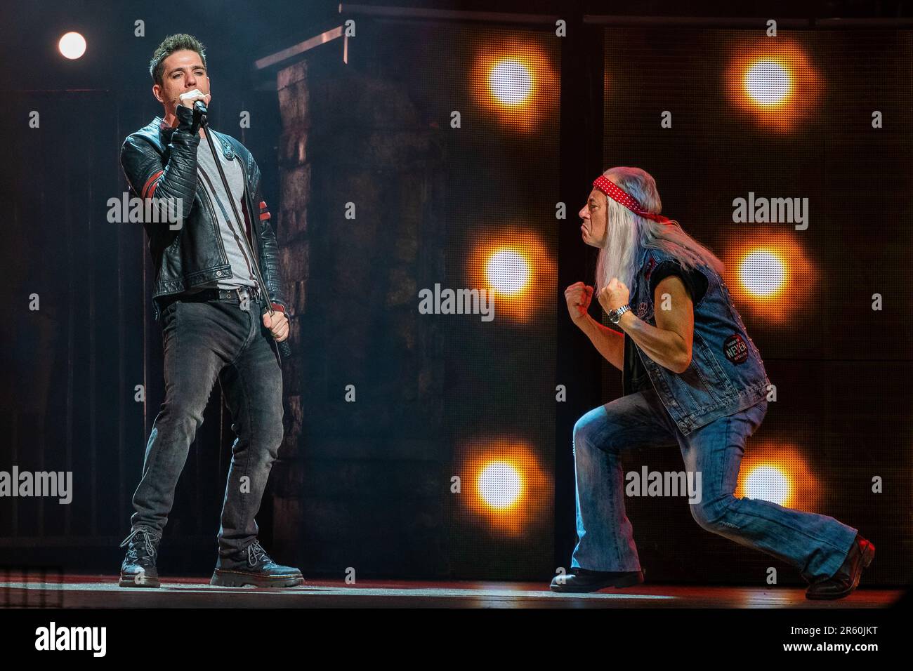 London, Großbritannien. 05. Juni 2023. (L-R) Ian McIntosh und Ben Elton auf der Bühne, während wir das Musical "We will Rock You" spielen. „We will Rock You the Musical“ von Queen und Ben Elton kehrt diesen Sommer nach London zurück, zu einer unvergleichlichen 12-wöchigen Saison im London Coliseum, mit Schriftsteller und Regisseur Ben Elton als Rebellenführer, zum ersten Mal zusammen mit den West End-Legenden Brenda Edwards als Killer Queen, Lee Mead als Khashoggi, Ian McIntosh als Galileo und Elena Skye als Scaramouche. Die Show umfasst 24 der beliebtesten Hits der Queen, einschließlich der Titelspur We will Rock You. Kredit: SOPA Images Limited/Alamy Li Stockfoto