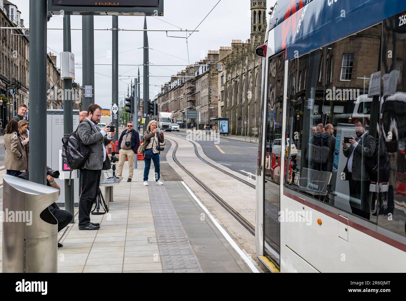 Edinburgh, Schottland, Vereinigtes Königreich, 06. Juni 2023. Straßenbahn nach Newhaven: Nach 3,5 Jahren wird die Erweiterung der Straßenbahnlinie der Hauptstadt ab morgen Mittag eine Pressefahrt vom Picardy Place nach Newhaven antreten, um die Passagiere willkommen zu heißen. Mit der Straßenbahn nach Newhaven fahren Sie 2,91 km weiter, die Leith und Newhaven mit dem aktuellen Ende der Edinburgh Straßenbahnlinie am York Place verbinden, mit 8 neuen Haltestellen. Abbildung: Straßenbahn am Picardy Place, der ersten Haltestelle auf der Erweiterung. Kredit: Sally Anderson/Alamy Live News Stockfoto