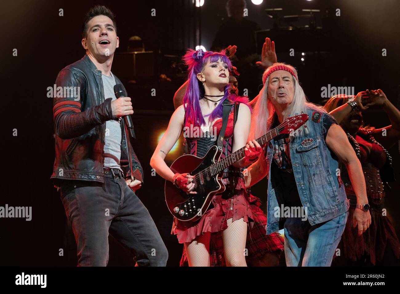 London, Großbritannien. 05. Juni 2023. Ian McIntosh, Elena Skye, Ben Elton, gesehen auf der Bühne während des Musicals We will Rock You. „We will Rock You the Musical“ von Queen und Ben Elton kehrt diesen Sommer nach London zurück, zu einer unvergleichlichen 12-wöchigen Saison im London Coliseum, mit Schriftsteller und Regisseur Ben Elton als Rebellenführer, zum ersten Mal zusammen mit den West End-Legenden Brenda Edwards als Killer Queen, Lee Mead als Khashoggi, Ian McIntosh als Galileo und Elena Skye als Scaramouche. Die Show umfasst 24 der beliebtesten Hits der Queen, einschließlich der Titelspur We will Rock You. Kredit: SOPA Images Limited/Alamy Live Stockfoto