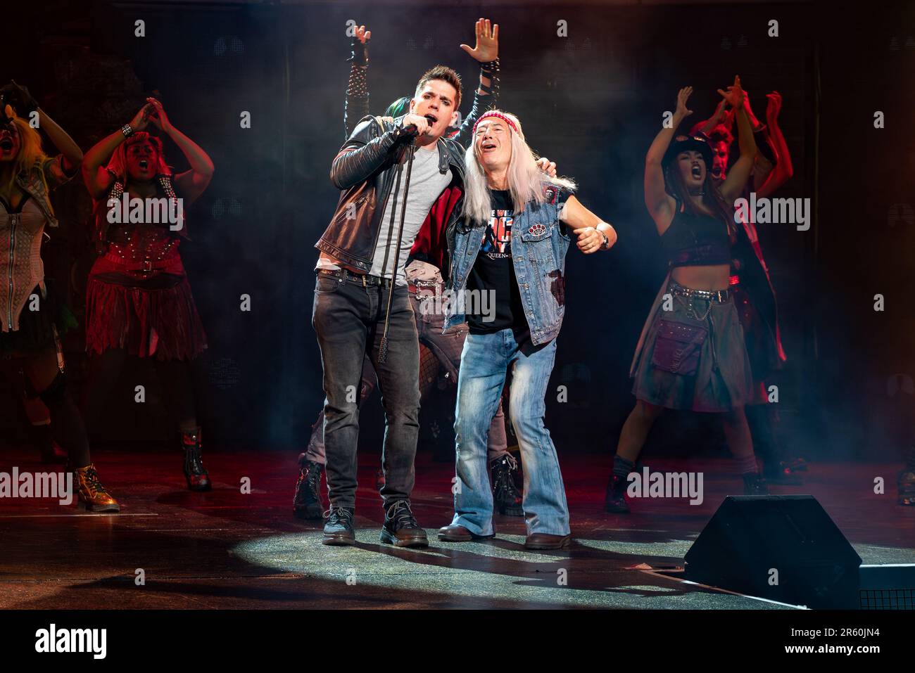 London, Großbritannien. 05. Juni 2023. (L-R) Ian McIntosh und Ben Elton wurden auf der Bühne in We will Rock You the Musical gesehen. „We will Rock You the Musical“ von Queen und Ben Elton kehrt diesen Sommer nach London zurück, zu einer unvergleichlichen 12-wöchigen Saison im London Coliseum, mit Schriftsteller und Regisseur Ben Elton als Rebellenführer, zum ersten Mal zusammen mit den West End-Legenden Brenda Edwards als Killer Queen, Lee Mead als Khashoggi, Ian McIntosh als Galileo und Elena Skye als Scaramouche. Die Show umfasst 24 der beliebtesten Hits der Queen, einschließlich der Titelspur We will Rock You. Kredit: SOPA Images Limited/Alamy L. Stockfoto