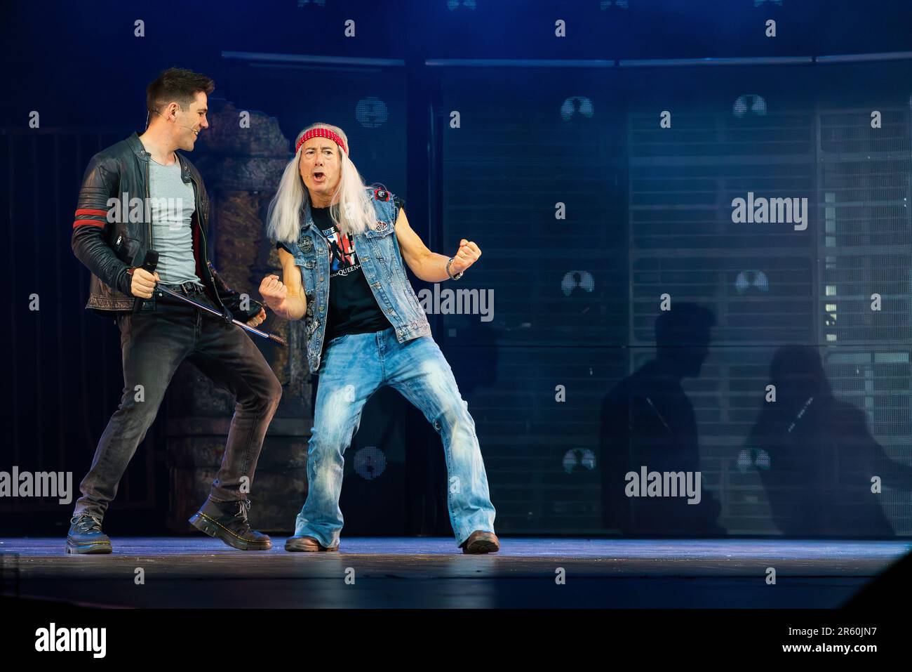 London, Großbritannien. 05. Juni 2023. (L-R) Ian McIntosh und Ben Elton wurden auf der Bühne in We will Rock You the Musical gesehen. „We will Rock You the Musical“ von Queen und Ben Elton kehrt diesen Sommer nach London zurück, zu einer unvergleichlichen 12-wöchigen Saison im London Coliseum, mit Schriftsteller und Regisseur Ben Elton als Rebellenführer, zum ersten Mal zusammen mit den West End-Legenden Brenda Edwards als Killer Queen, Lee Mead als Khashoggi, Ian McIntosh als Galileo und Elena Skye als Scaramouche. Die Show umfasst 24 der beliebtesten Hits der Queen, einschließlich der Titelspur We will Rock You. Kredit: SOPA Images Limited/Alamy L. Stockfoto