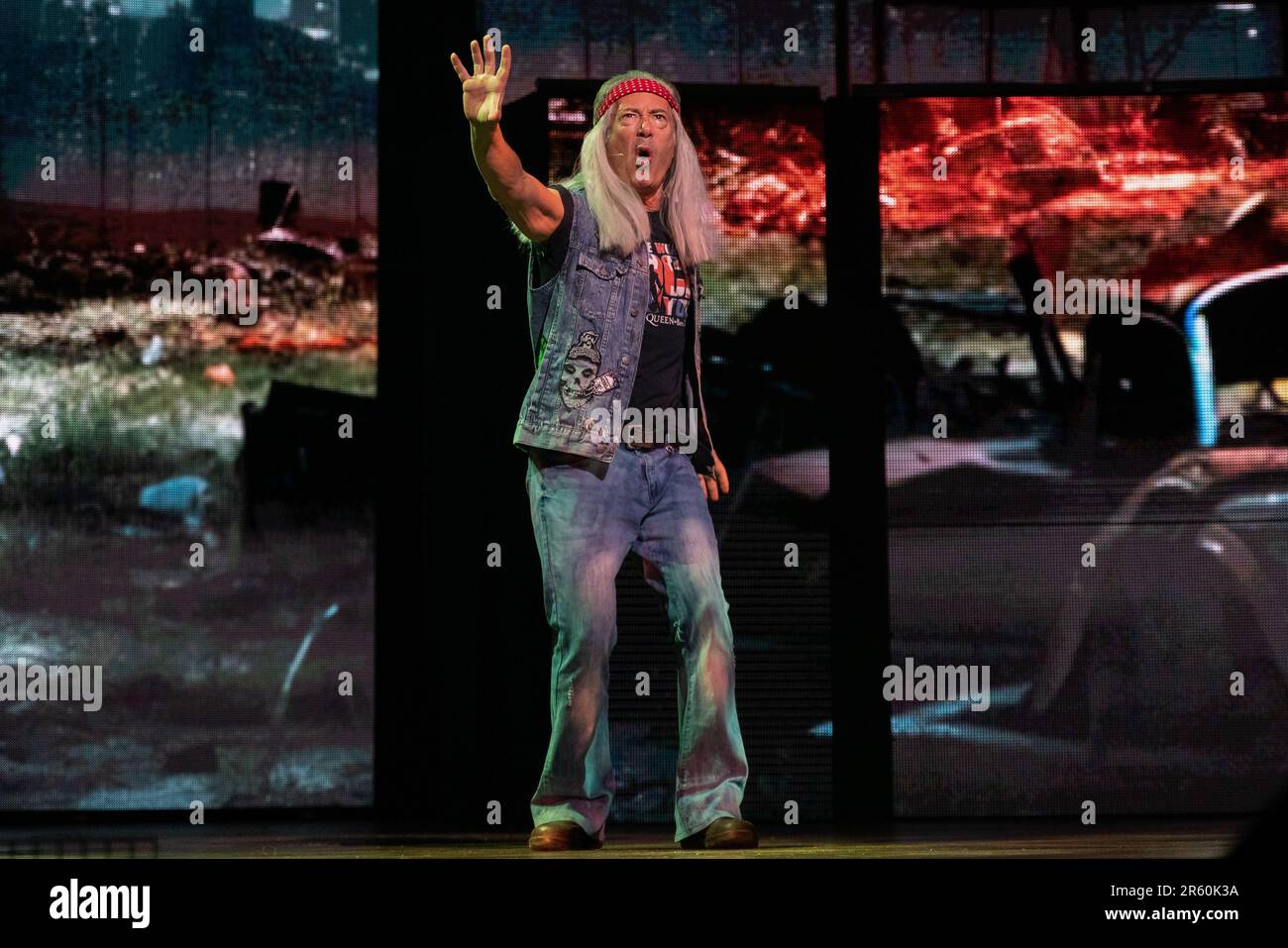 London, Großbritannien. 05. Juni 2023. Ben Elton, gekleidet als Rebellenführer, tritt auf der Bühne in We will Rock You auf. Ben hat diese Show auch geschrieben und Regie geführt. „We will Rock You the Musical“ von Queen und Ben Elton kehrt diesen Sommer nach London zurück, zu einer unvergleichlichen 12-wöchigen Saison im London Coliseum, mit Schriftsteller und Regisseur Ben Elton als Rebellenführer, zum ersten Mal zusammen mit den West End-Legenden Brenda Edwards als Killer Queen, Lee Mead als Khashoggi, Ian McIntosh als Galileo und Elena Skye als Scaramouche. Kredit: SIPA USA/Alamy Live News Stockfoto