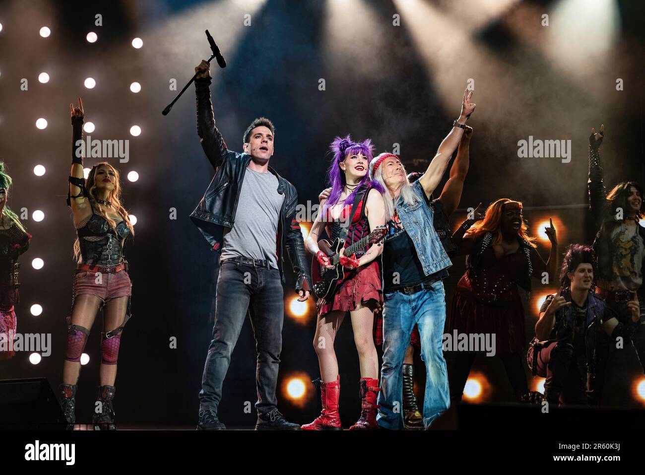 London, Großbritannien. 05. Juni 2023. L-R Ian McIntosh, Elena Skye und Ben Elton, die während des Musicals We will Rock You auf der Bühne gesehen wurden. „We will Rock You the Musical“ von Queen und Ben Elton kehrt diesen Sommer nach London zurück, zu einer unvergleichlichen 12-wöchigen Saison im London Coliseum, mit Schriftsteller und Regisseur Ben Elton als Rebellenführer, zum ersten Mal zusammen mit den West End-Legenden Brenda Edwards als Killer Queen, Lee Mead als Khashoggi, Ian McIntosh als Galileo und Elena Skye als Scaramouche. Kredit: SIPA USA/Alamy Live News Stockfoto