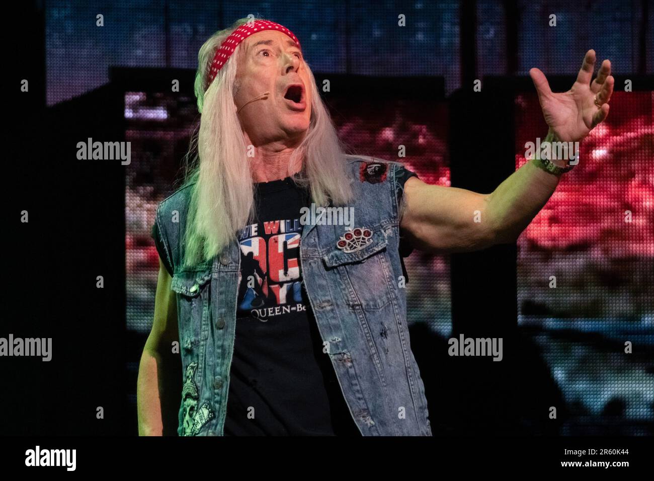 London, Großbritannien. 05. Juni 2023. Ben Elton, gekleidet als Rebellenführer, tritt auf der Bühne in We will Rock You auf. Ben hat diese Show auch geschrieben und Regie geführt. „We will Rock You the Musical“ von Queen und Ben Elton kehrt diesen Sommer nach London zurück, zu einer unvergleichlichen 12-wöchigen Saison im London Coliseum, mit Schriftsteller und Regisseur Ben Elton als Rebellenführer, zum ersten Mal zusammen mit den West End-Legenden Brenda Edwards als Killer Queen, Lee Mead als Khashoggi, Ian McIntosh als Galileo und Elena Skye als Scaramouche. Kredit: SIPA USA/Alamy Live News Stockfoto