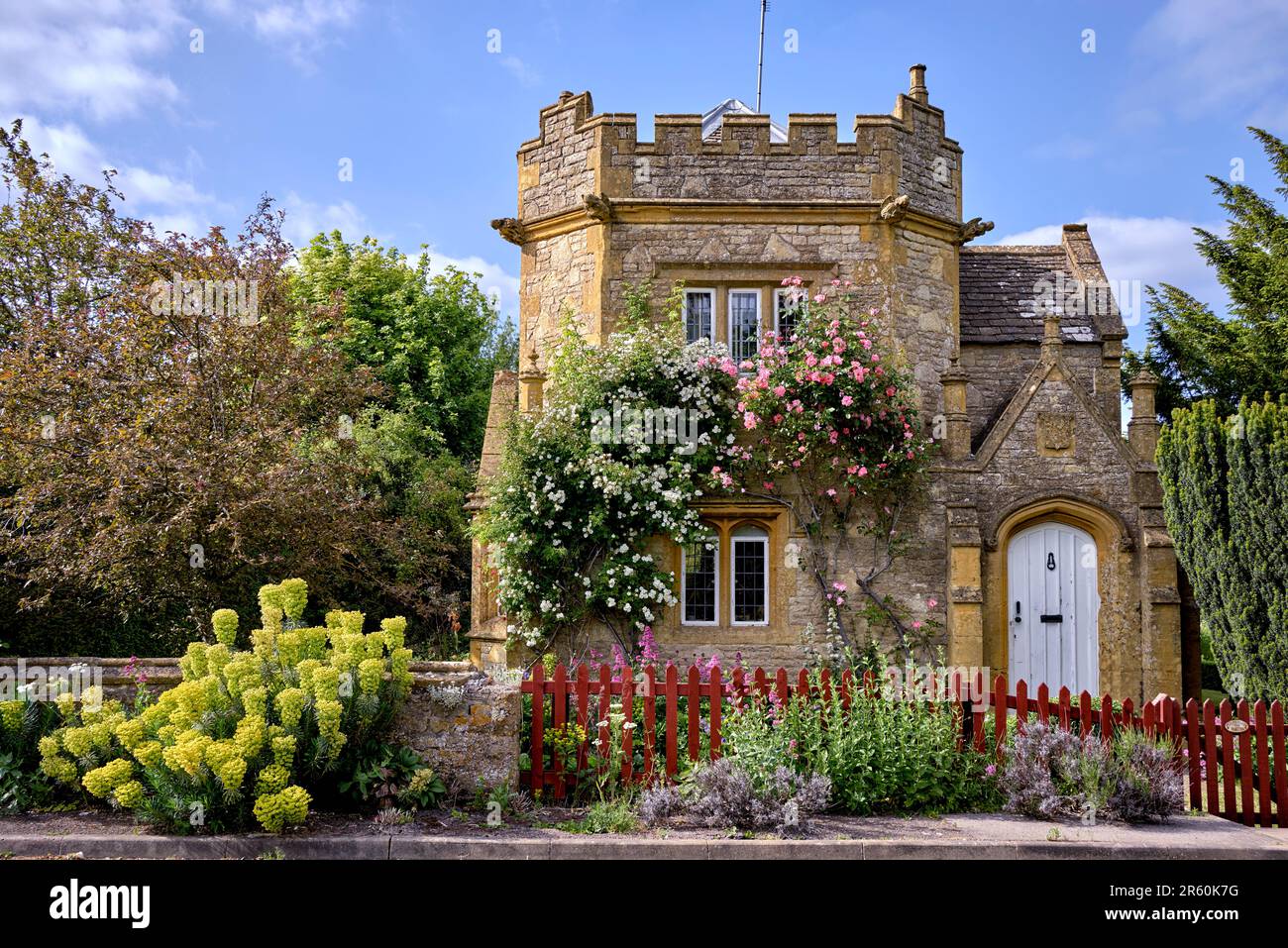 Malerische englische Lodge mit Cotswold-Stein und Kronendach. c.1800, traditionelles englisches Haus in ländlicher Umgebung. England Großbritannien Stockfoto