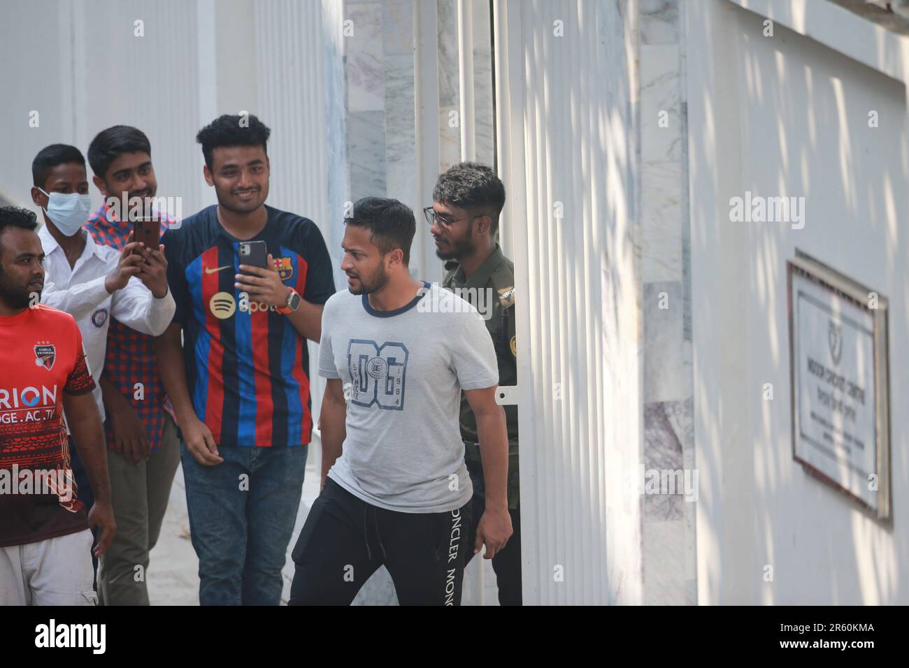 Fans umzingeln Shakib, als der Spitzenreiter Shakib Al Hasan beim Training des Cricket-Teams von Bangladesch im Sher-e-Bangla National auftauchte Stockfoto