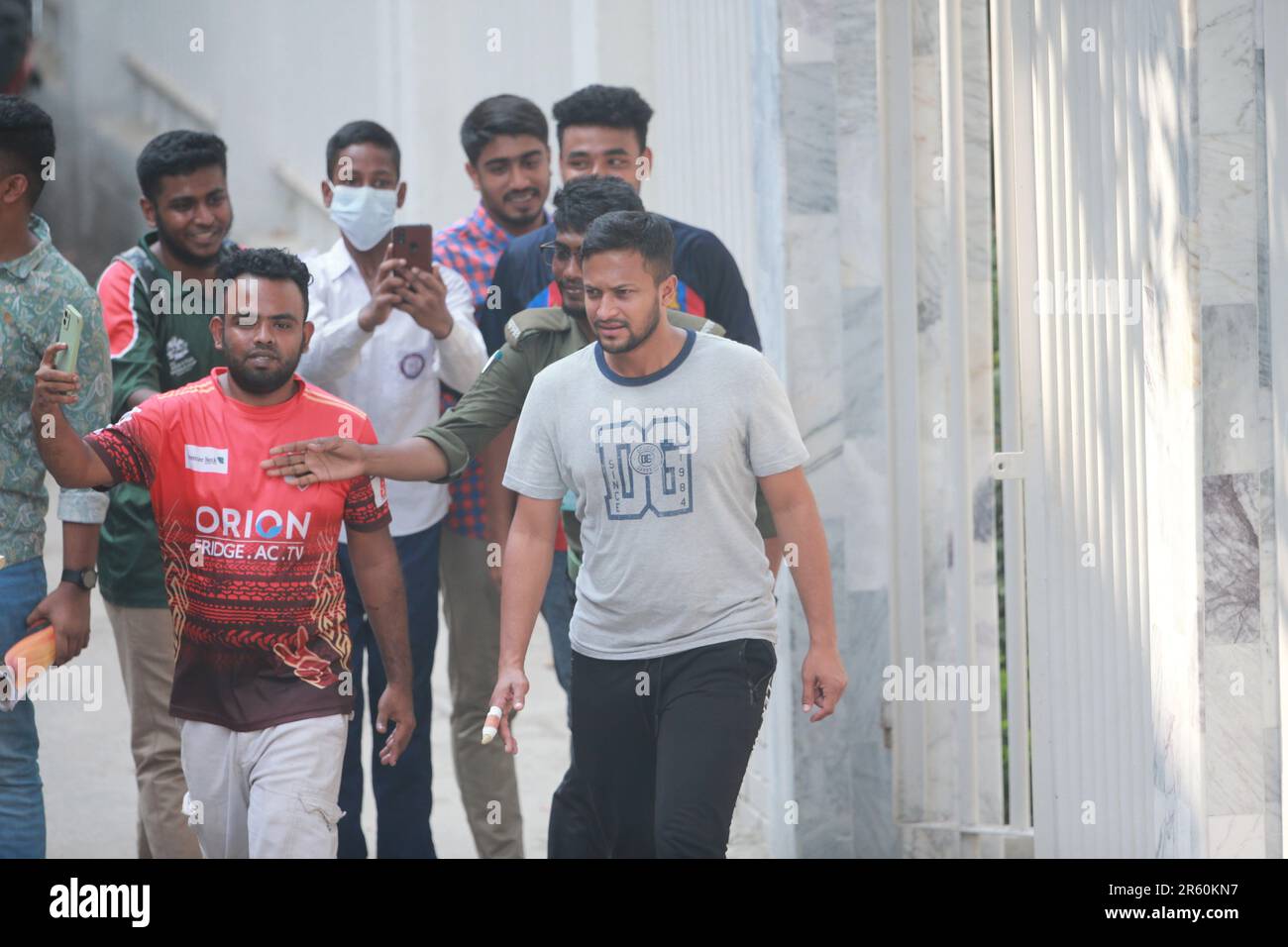 Fans umzingeln Shakib, als der Spitzenreiter Shakib Al Hasan beim Training des Cricket-Teams von Bangladesch im Sher-e-Bangla National auftauchte Stockfoto