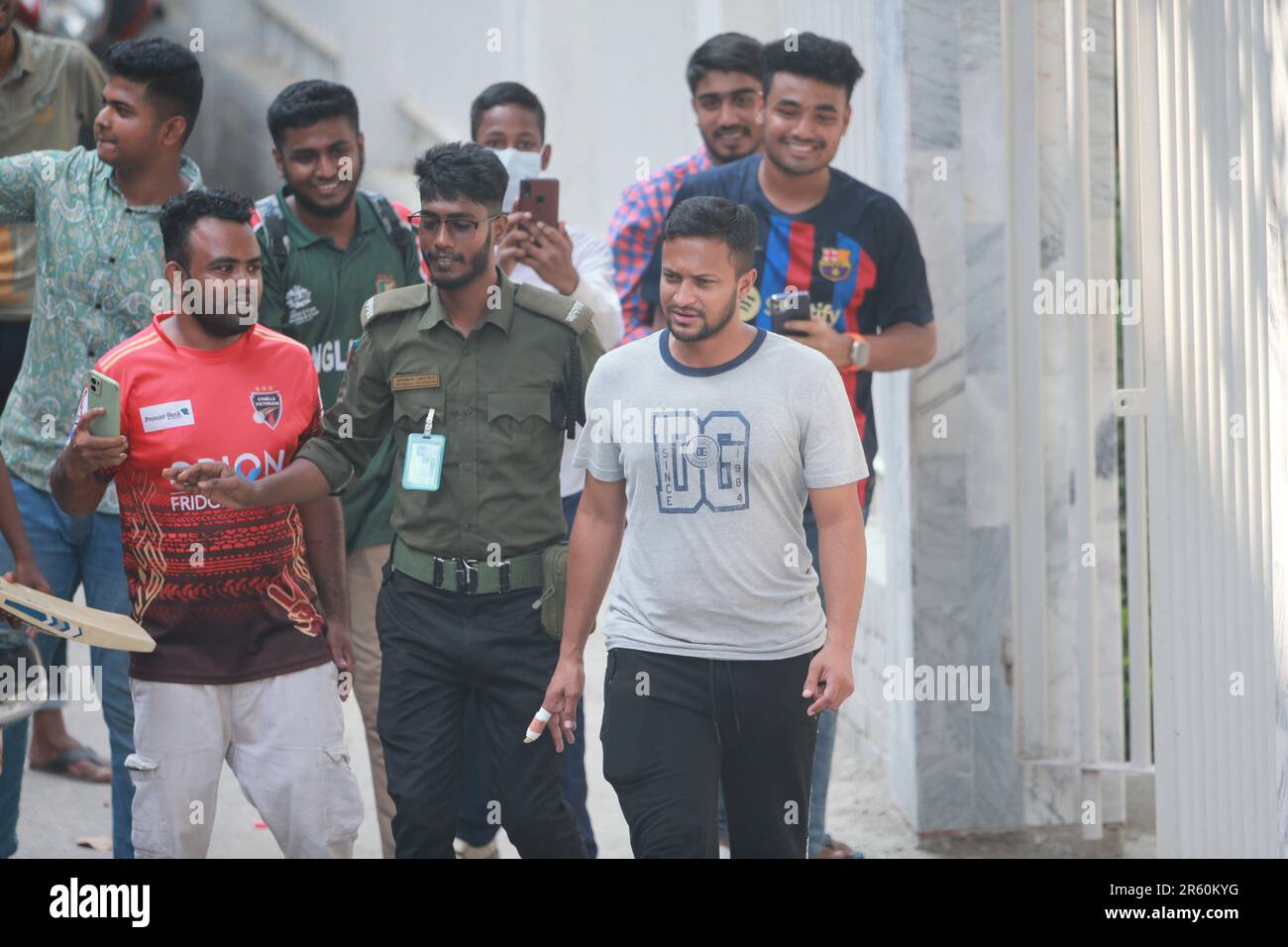 Fans umzingeln Shakib, als der Spitzenreiter Shakib Al Hasan beim Training des Cricket-Teams von Bangladesch im Sher-e-Bangla National auftauchte Stockfoto