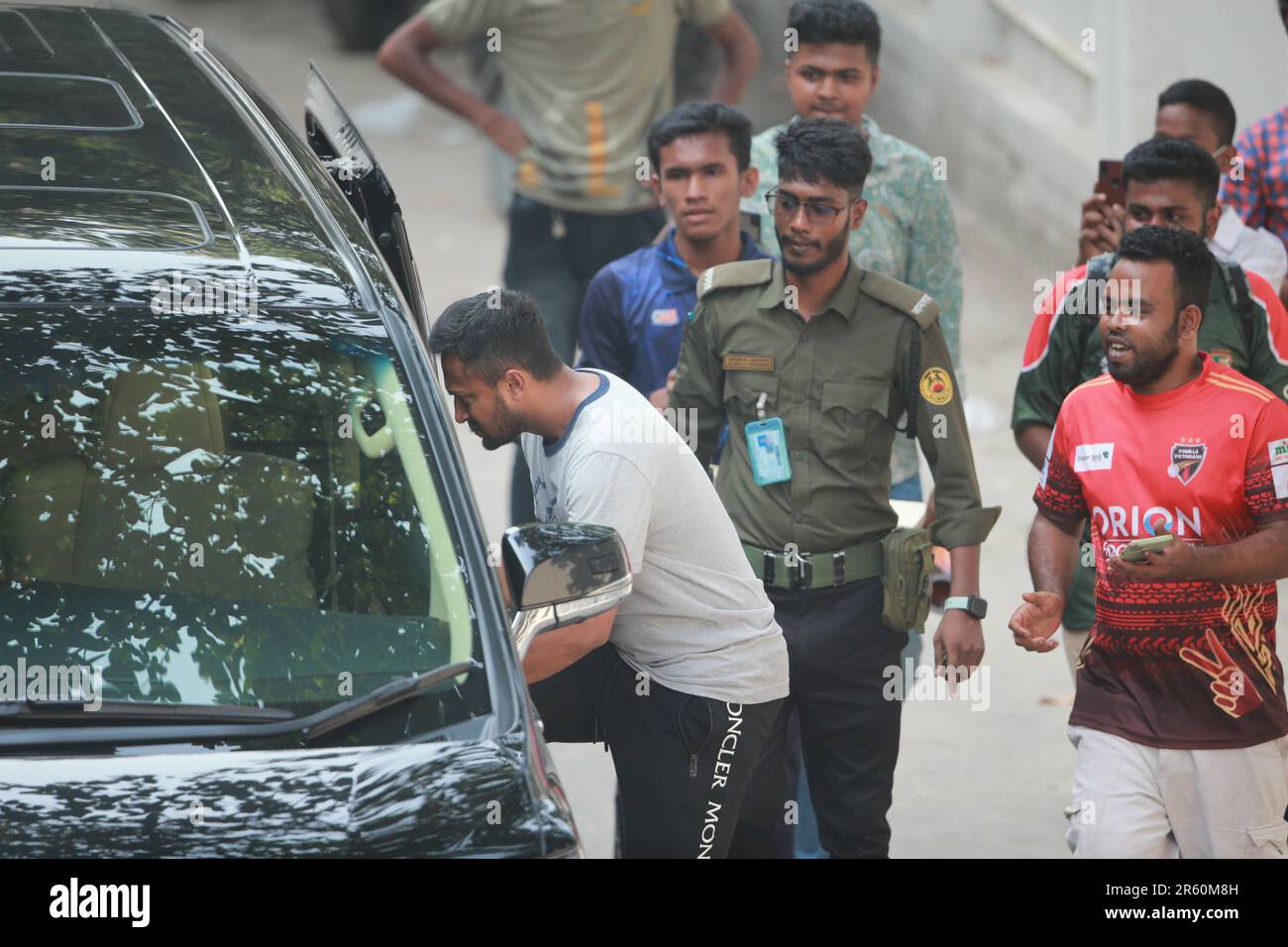 Fans umzingeln Shakib, als der Spitzenreiter Shakib Al Hasan beim Training des Cricket-Teams von Bangladesch im Sher-e-Bangla National auftauchte Stockfoto