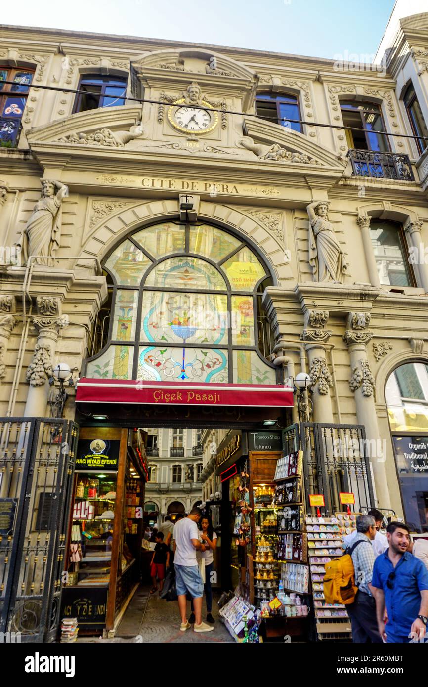 23. Juli 2017 Istanbul Türkei. Der berühmte Cicek Pasaji, Cite de pera in Istanbul, Türkei Stockfoto