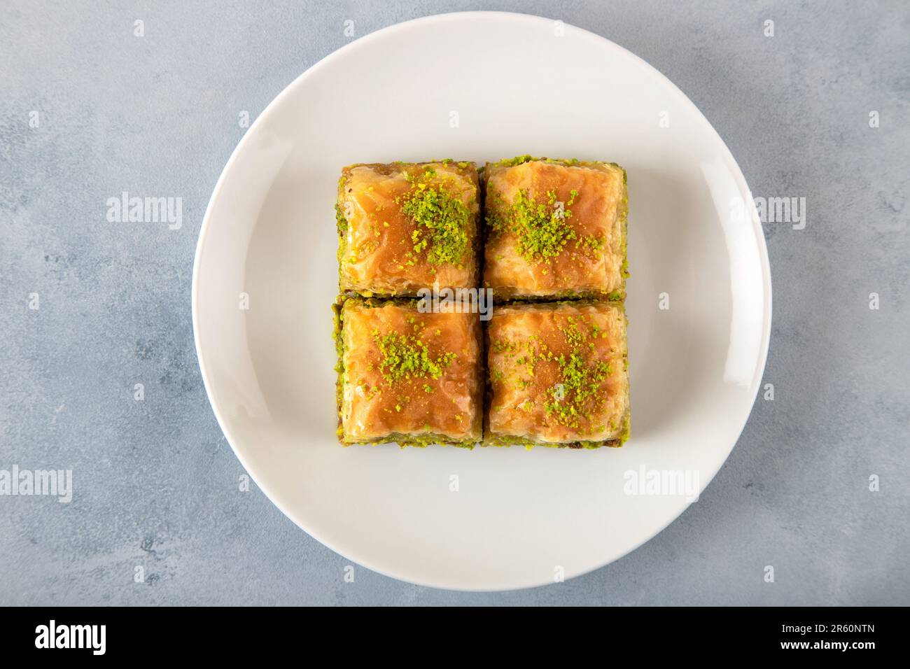 Pistazienbaklava auf einem weißen Teller, Draufsicht Stockfoto