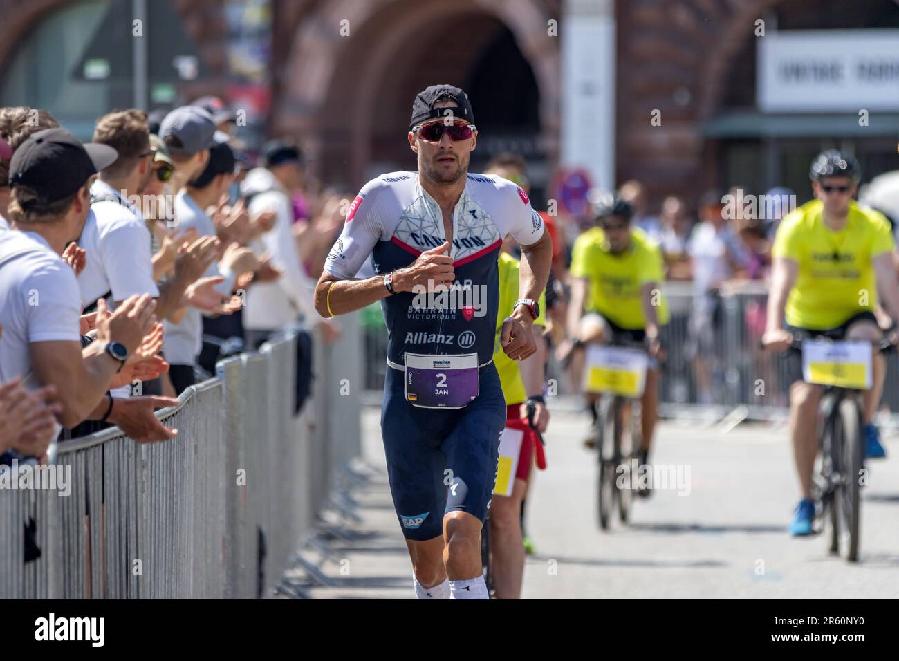 Hamburg, Deutschland – 06 04 2023: Deutscher Sportler Jan Frodeno auf dem Weg zum vierten Platz beim Hamburger Ironman 2023. Stockfoto