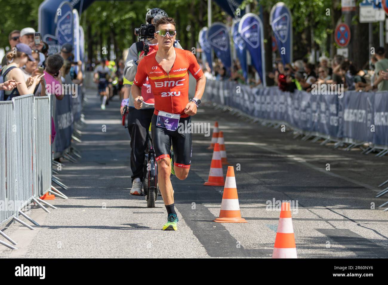 Dänemarks Kristian Hogenhaug auf dem Weg zum dritten Platz in Ironman Hamburg 2023, dicht gefolgt von einem Kameramann auf einem Monorad Stockfoto