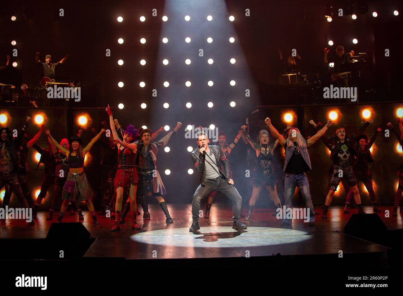 Front Center, l-r: Elena Skye (Scaramouche), Ian McIntosh (Galileo Figaro), Ben Elton (The Rebel Leader) Wir ROCKEN SIE im London Coliseum, London WC2 07/06/2023 Musik und Texte von Queen Story & Script: Ben Elton Set Design: Stufish Entertainment Architects Kostüme & Perücken: Kentaur Beleuchtung: Luke Rolls Musical-Aufführung: Jacob Fearey Regisseur: Ben Elton Stockfoto