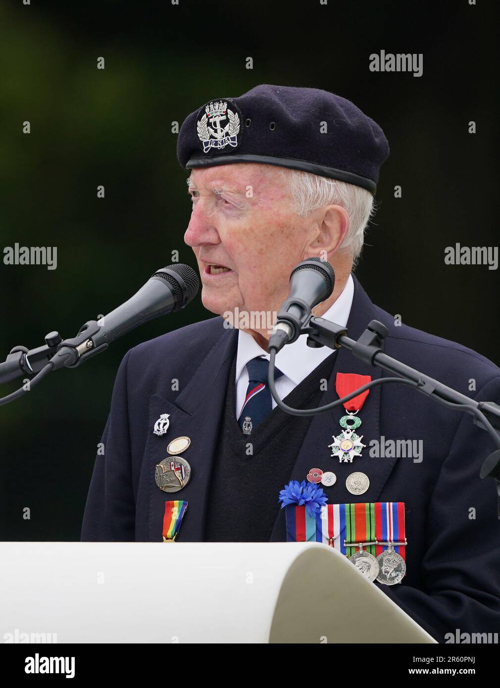 Der D-Day-Veteran Stan Ford hält eine Lesung während des Royal British Legion (RBL) Service of Remembrance, um dem 79. Jahrestag der D-Day-Landungen auf dem Bayeux-Friedhof in der Normandie, Frankreich, zu gedenken. Der Dienst erinnert an die 22.442 Soldaten und Frauen aus 38 verschiedenen Ländern, die am D-Day und während der Schlacht in der Normandie im Sommer 1944 unter britischem Kommando starben. Foto: Dienstag, 6. Juni 2023. Stockfoto