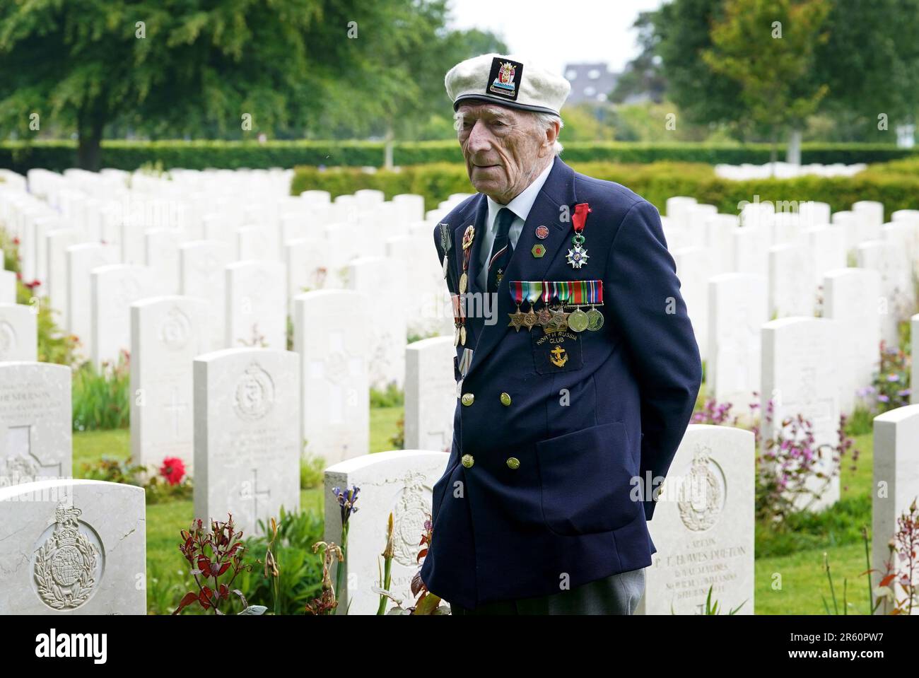 D-Day-Veteran Alec Penstone anlässlich des Royal British Legion (RBL) Service of Remembrance anlässlich des 79. Jahrestages der D-Day-Landungen auf dem Bayeux-Friedhof in der Normandie, Frankreich. Der Dienst erinnert an die 22.442 Soldaten und Frauen aus 38 verschiedenen Ländern, die am D-Day und während der Schlacht in der Normandie im Sommer 1944 unter britischem Kommando starben. Foto: Dienstag, 6. Juni 2023. Stockfoto