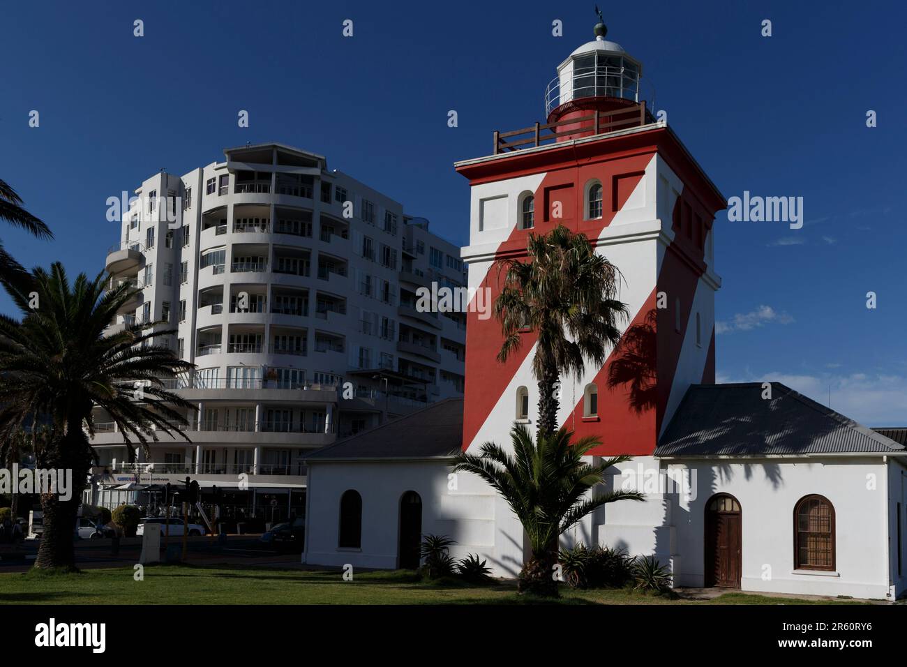 Ein Blick aus der Vogelperspektive auf ein modernes Gebäude mit einem unverwechselbaren Turm in Rot und Weiß Stockfoto