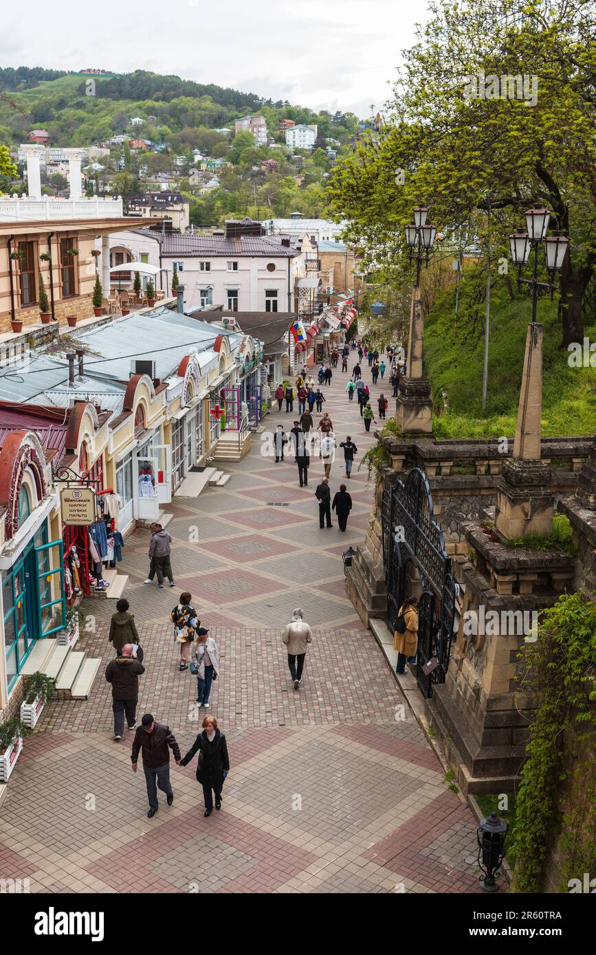 Kislowodsk, Russland - 9. Mai 2023: Blick auf die Karl-Marx-Straße, vertikales Foto an einem bewölkten Tag. Gewöhnliche Leute gehen die Straße entlang Stockfoto