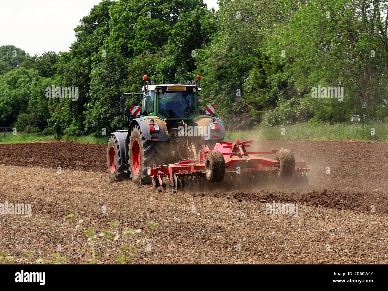 Traktor kippt ein Feld in Südengland in den Chiltern Hills Stockfoto