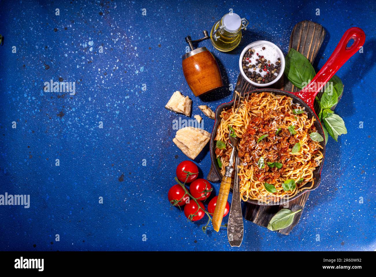 Klassische Bolognese-Spaghetti-Pasta mit viel Sauce, auf ...