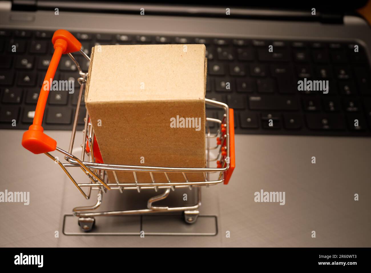 Illustration des Online-Shopping-Konzepts mit Miniaturwagen Stockfoto