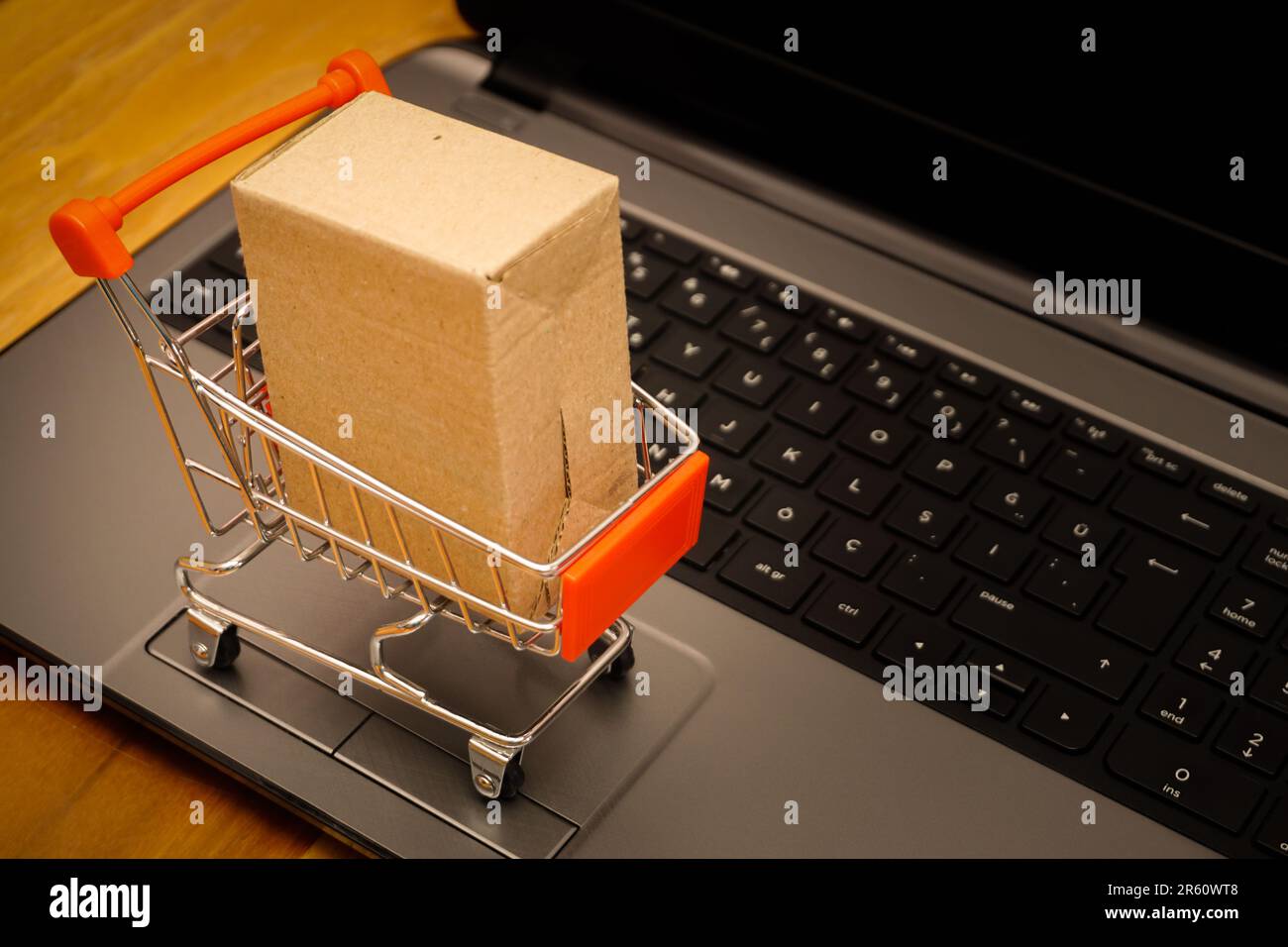 Illustration des Online-Shopping-Konzepts mit Miniaturwagen Stockfoto