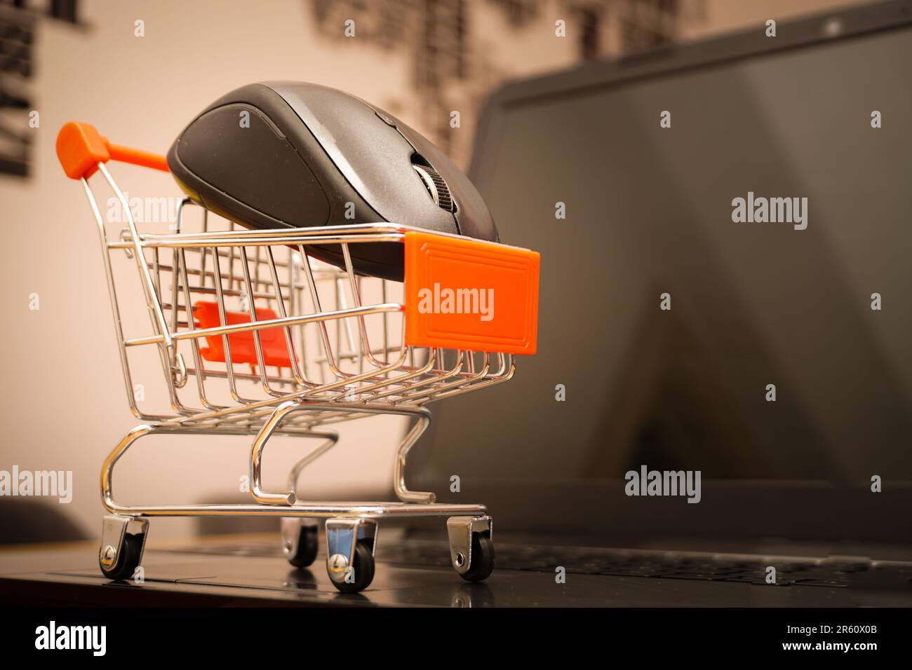 Illustration des Online-Shopping-Konzepts mit Miniaturwagen Stockfoto