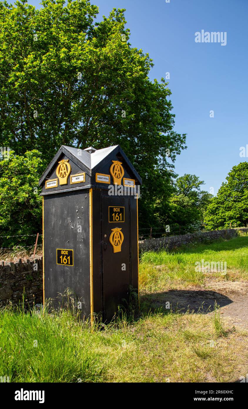 AA-Patrouillenkiosk Nr. 161 auf der A40 nahe Crickhowell in Powys South Wales einer von nur 19 noch existierenden von über 1000, die zwischen 1927-1953 errichtet wurden Stockfoto